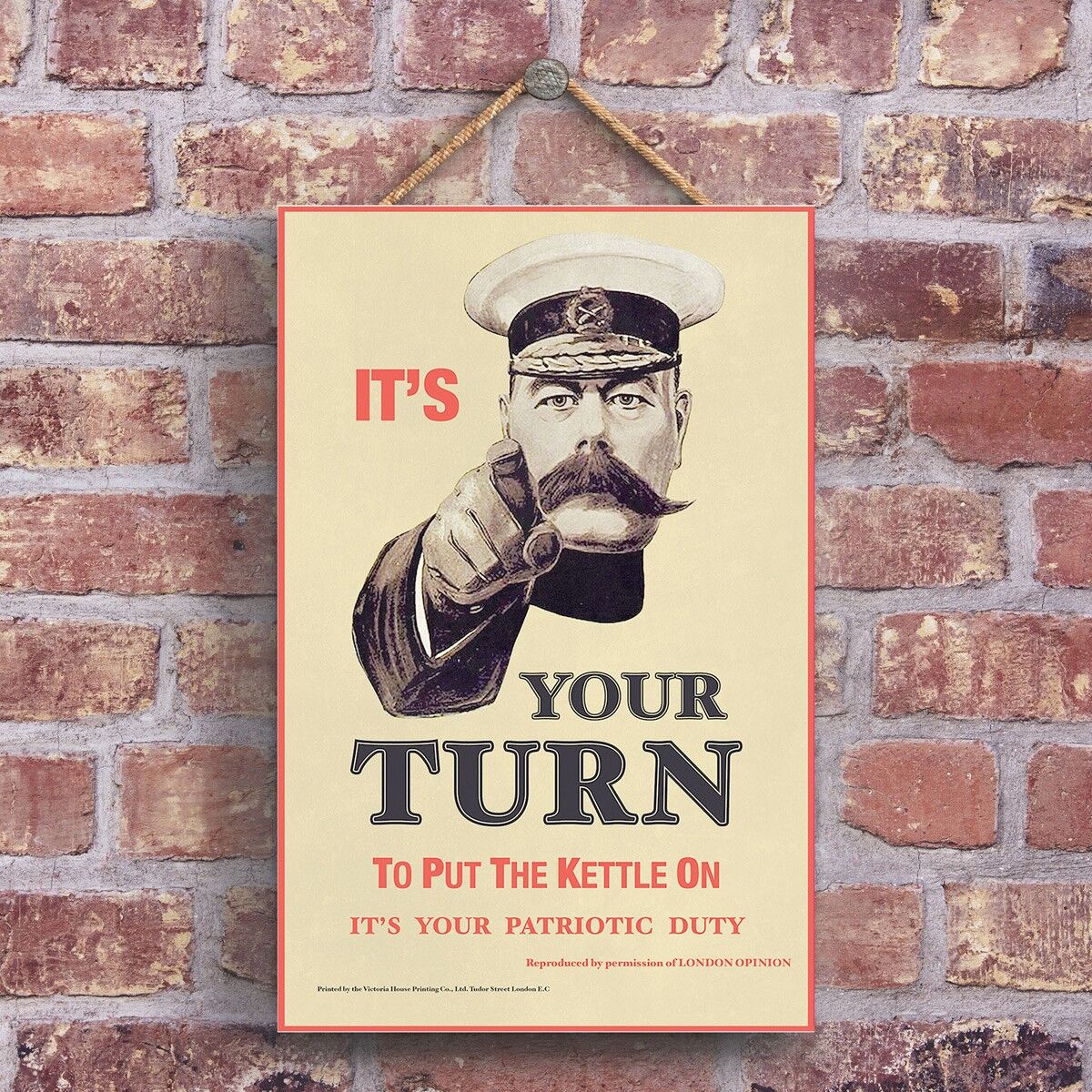 P1234 - Un classico bollitore comico su pubblicità vintage in stile retrò su una targa di legno