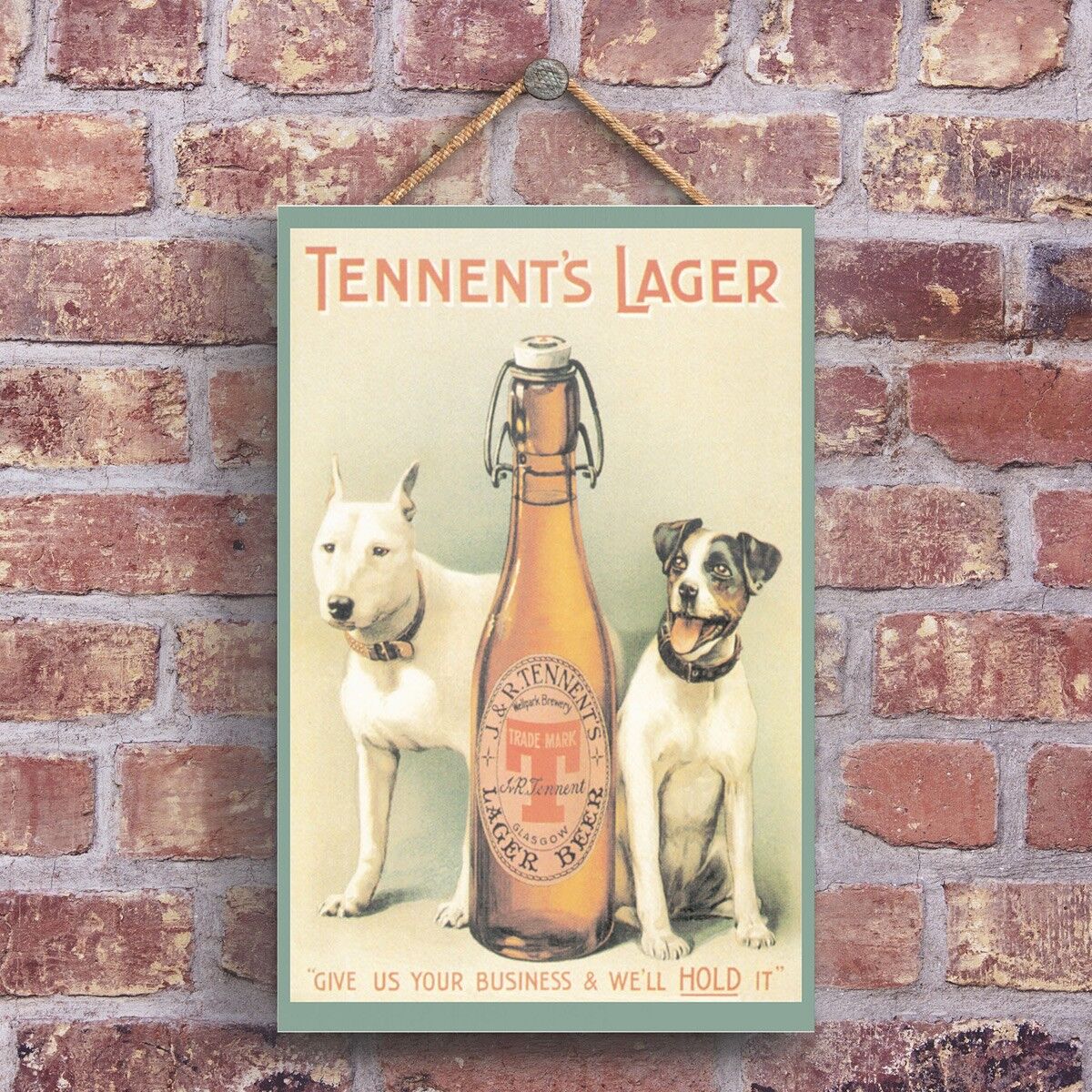 P1247 - Una classica pubblicità vintage in stile retrò più grande di Tennents su una targa di legno