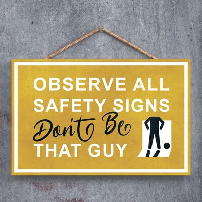 P1267 - Beachten Sie alle Sicherheitszeichen, seien Sie nicht dieser Typ, männliche Stockperson, gelbes Ausgangsschild auf einer hängenden Holztafel