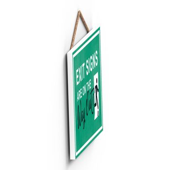 P1272 - Les enseignes de sortie sont sur le chemin de la sortie, Stick Man Green Exit Sign On A Hanging Wooden Plaque 3
