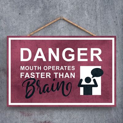 P1275 - Danger Mouth Operates Faster Than Brain, Stick Man Rotes Ausgangsschild auf einer hängenden Holztafel