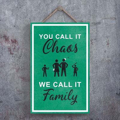 P1306 - Lo llamas caos, nosotros lo llamamos familia, Stick People Green Exit Sign en una placa de madera colgante