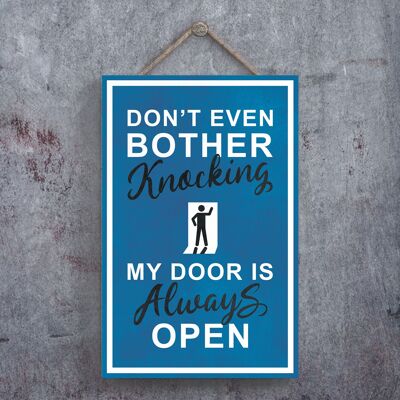 P1307 - Ni siquiera se moleste en llamar a mi puerta, siempre está abierta, señal de salida azul de la persona pegada en una placa de madera colgante