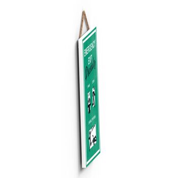 P1308 - Procédure de sortie d'urgence Panic Run Hurdle The Weak, Stick Person Panneau de sortie vert sur une plaque en bois suspendue 3