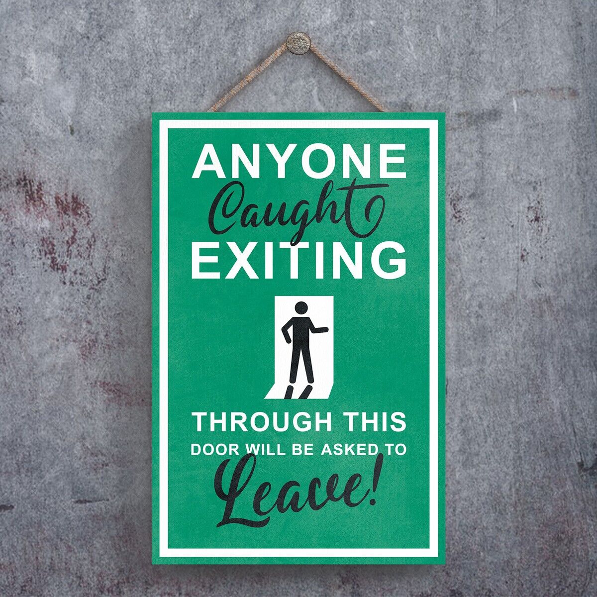 P1310 - Jeder, der beim Verlassen dieser Tür erwischt wird, wird aufgefordert, das grüne Ausgangsschild der Person auf eine hängende Holztafel zu kleben