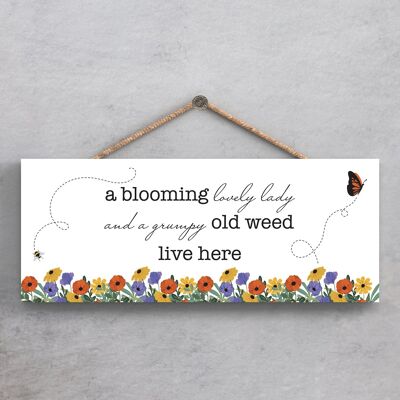 P1369 - Une jolie dame en fleurs et une vieille mauvaise herbe grincheuse vivent ici Spring Meadow Theme Plaque à suspendre en bois