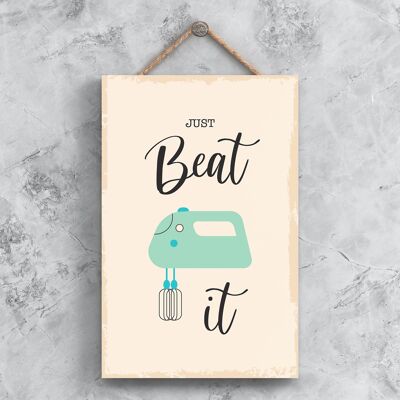 P1488 - Just Beat It Illustrazione minimalista di opere d'arte a tema cucina su una targa di legno appesa