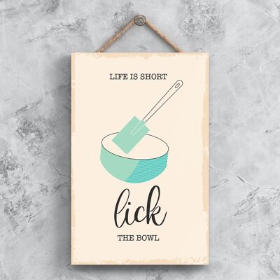 P1491 – Life Is Short Lick The Bowl Minimalistische Illustration zum Thema Küche auf einer hängenden Holztafel