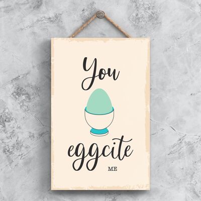 P1503 - You Eggcite Me Illustration minimaliste sur le thème de la cuisine sur une plaque en bois suspendue