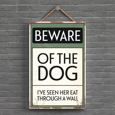 P1518 – Vorsicht vor dem Hund Typografie-Schild, gedruckt auf einer hölzernen Hängeplakette