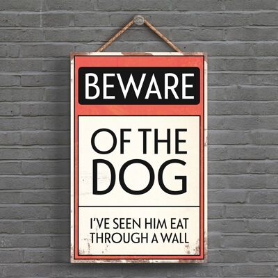 P1519 - Señal tipográfica Beware Of The Dog impresa en una placa colgante de madera