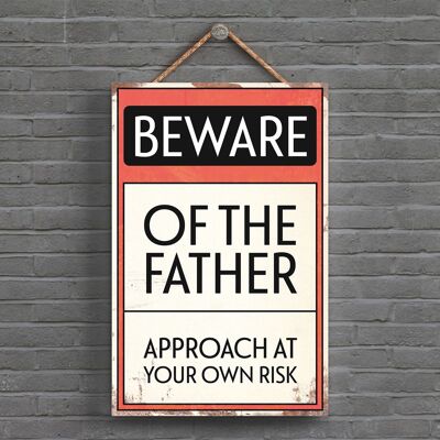 P1521 - Señal tipográfica Beware Of The Father impresa en una placa colgante de madera