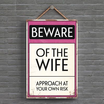 P1524 - Señal tipográfica Beware Of The Wife impresa en una placa colgante de madera