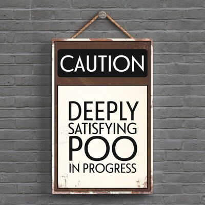 P1529 – „Caution Satisfying Poo“-Typografieschild, gedruckt auf einer hölzernen Hängetafel