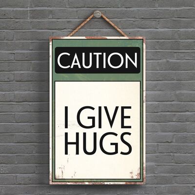 P1532 - Caution I Give Hugs Typography Sign Imprimé sur une plaque à suspendre en bois