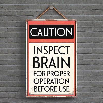 P1534 – Achtung Gehirn vor Gebrauch prüfen Typografie-Schild auf einer hölzernen Hängetafel gedruckt