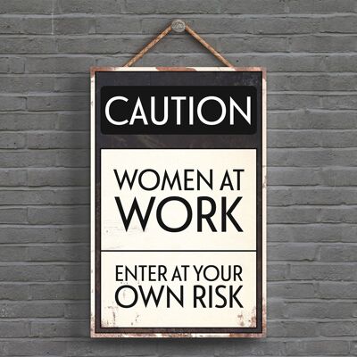 P1541 - Señal tipográfica de precaución Mujeres en el trabajo impresa en una placa colgante de madera