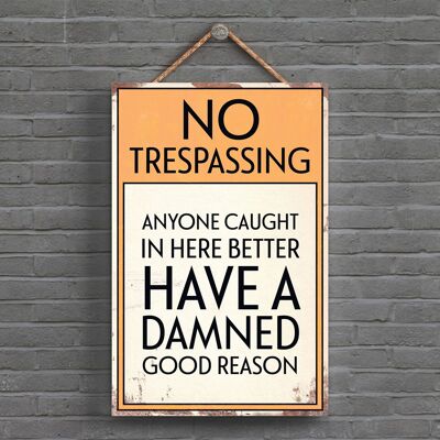 P1555 – No Trespassing Damned Good Reason Typografie-Schild, gedruckt auf einer hölzernen Hängeplakette