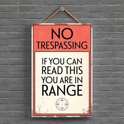 P1556 – No Trespassing You Are In Range Typografie-Schild, gedruckt auf einer hölzernen Hängeplakette