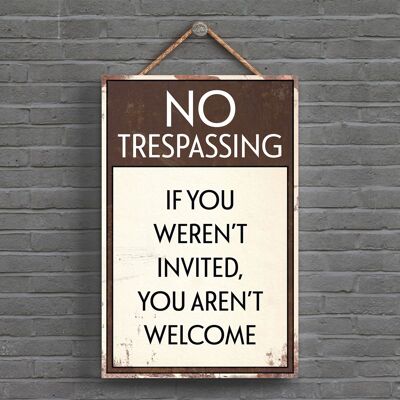 P1557 - Panneau de typographie No Trespassing You Weren't Invited imprimé sur une plaque suspendue en bois