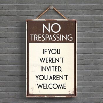 P1557 - Panneau de typographie No Trespassing You Weren't Invited imprimé sur une plaque suspendue en bois 1