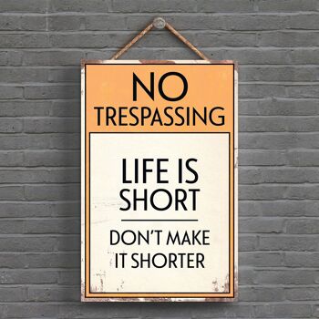 P1558 - No Trespassing Life Is Short Typographie Signe Imprimé Sur Une Plaque Suspendue En Bois