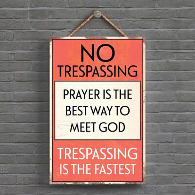 P1559 - Señal tipográfica Prohibido el paso Conoce a Dios impresa en una placa colgante de madera
