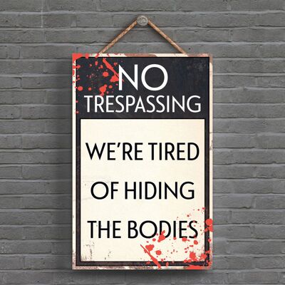 P1564 – No Trespassing We’re Müde vom Verstecken des Typografie-Schildes der Körper, gedruckt auf einer hölzernen Hängetafel