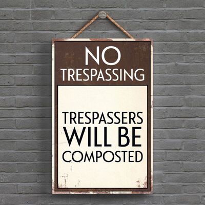 P1577 – Trespassers Will Be Composted Typografie-Schild, gedruckt auf einer hölzernen Hängetafel