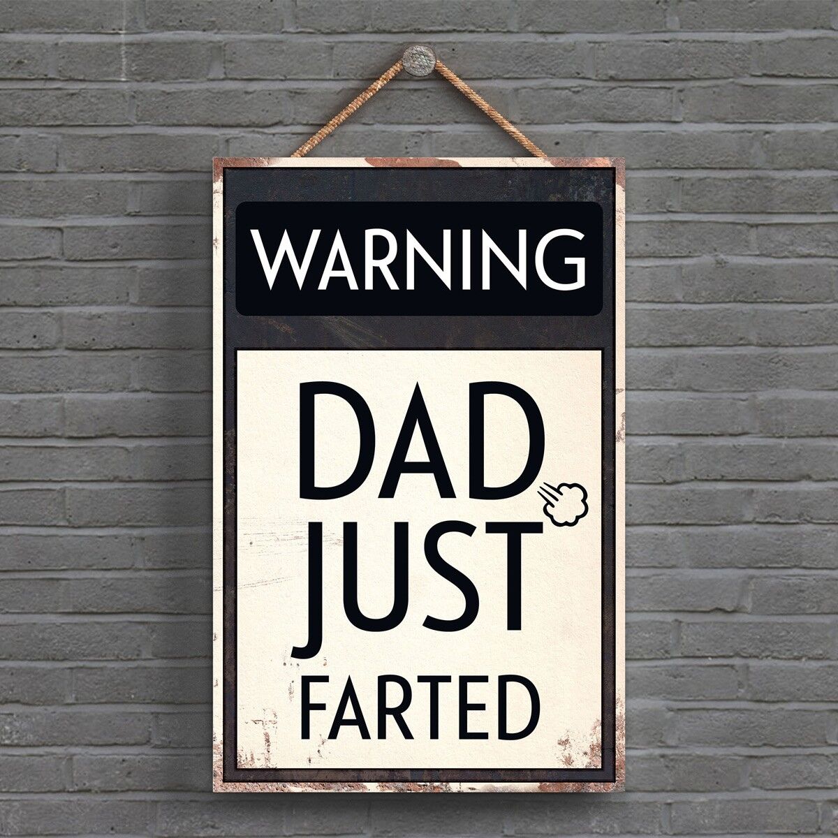 P1585 – Warning Dad Just Farted Typografie-Schild, gedruckt auf einer hölzernen Hängeplakette