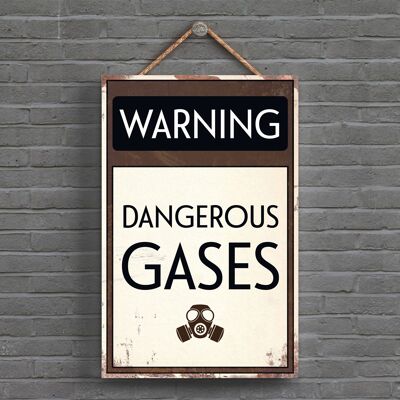 P1586 - Señal tipográfica de advertencia de gases peligrosos impresa en una placa colgante de madera