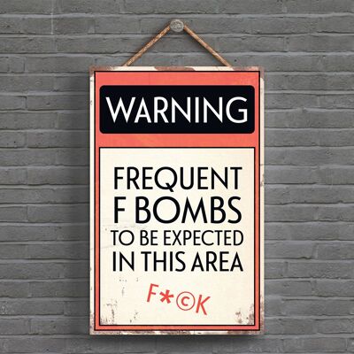 P1590 - Panneau de typographie d'avertissement de bombes F fréquentes imprimé sur une plaque à suspendre en bois