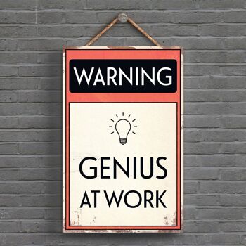 P1591 - Warning Genius At Work Typography Sign Imprimé sur une plaque à suspendre en bois 1