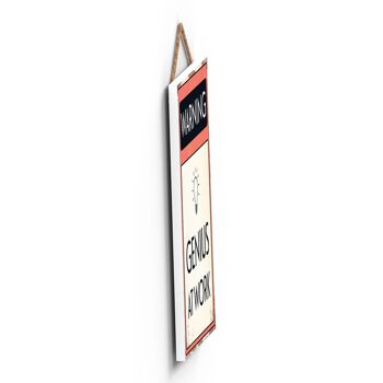 P1591 - Warning Genius At Work Typography Sign Imprimé sur une plaque à suspendre en bois 3