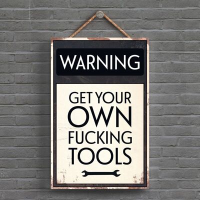 P1592 - Señal tipográfica de advertencia Get Your Own Fucking Tools impresa en una placa colgante de madera