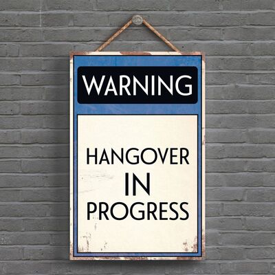 P1593 – Warning Hangover In Progress Tools Typografie-Schild, gedruckt auf einer hölzernen Hängeplakette