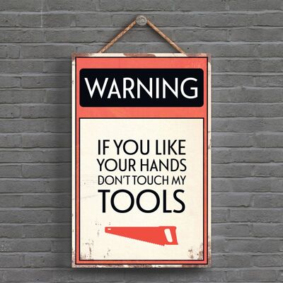 P1594 – Warnung, wenn Sie Ihre Hände mögen, berühren Sie nicht meine Werkzeuge, Typografie-Schild, gedruckt auf einer hölzernen Hängeplakette