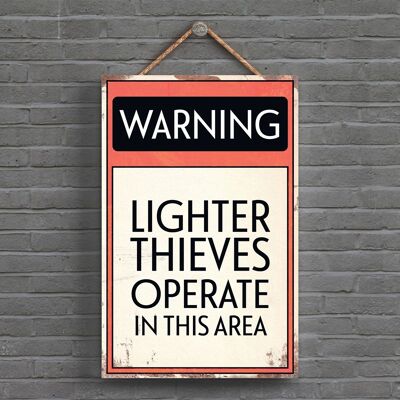 P1596 – Warning Lighter Thieves Operate Typografie-Schild, gedruckt auf einer hölzernen Hängeplakette