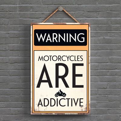 P1597 – Warnung, Motorräder sind süchtig machendes Typografie-Schild, gedruckt auf einer hölzernen Hängeplakette