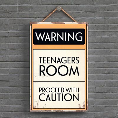 P1607 - Señal tipográfica de advertencia para habitación de adolescentes impresa en una placa colgante de madera