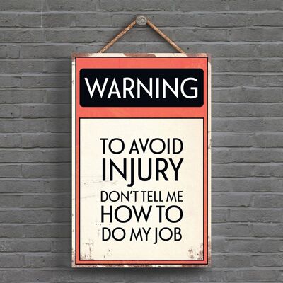 P1609 – Warnung, um Verletzungen zu vermeiden, sagen Sie mir nicht, wie ich meinen Job machen soll, Typografie-Schild, gedruckt auf einer hölzernen Hängeplakette