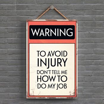 P1609 - Avertissement pour éviter les blessures Don't Tell Me How To Do My Job Typography Sign Imprimé sur une plaque à suspendre en bois 1