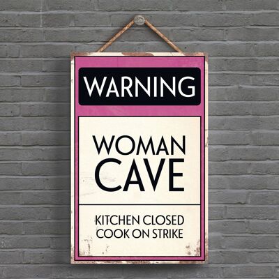 P1612 – Warning Woman Cave Typografie-Schild, gedruckt auf einer hölzernen Hängeplakette