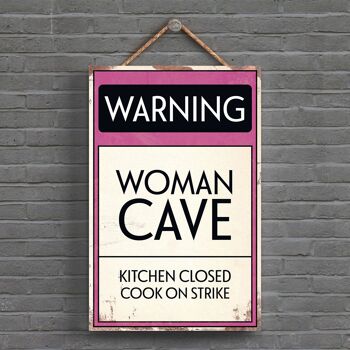 P1612 - Avertissement Woman Cave Typography Sign Imprimé sur une plaque à suspendre en bois 1