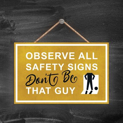P1642 - Osservare tutti i segnali di sicurezza Non essere quel ragazzo, maschio bastone persona segnale di uscita giallo su una targa di legno appesa