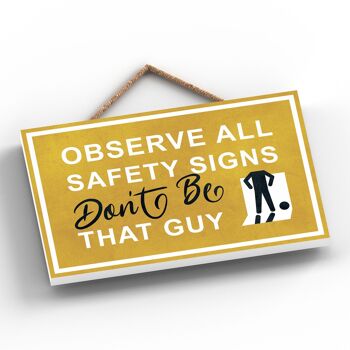 P1642 - Observez tous les panneaux de sécurité, ne soyez pas ce type, enseigne de sortie jaune pour personne bâton mâle sur une plaque en bois suspendue 2