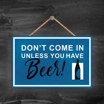 P1646 - N'entrez pas sauf si vous avez de la bière, panneau de sortie de bouteille de bière bleue sur une plaque en bois suspendue