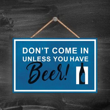 P1646 - N'entrez pas sauf si vous avez de la bière, panneau de sortie de bouteille de bière bleue sur une plaque en bois suspendue 1