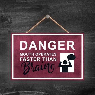 P1649 - Danger Mouth Operates Faster Than Brain, Stick Man Rotes Ausgangsschild auf einer hängenden Holztafel