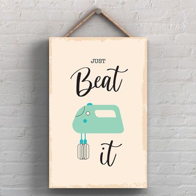 P1738 – Just Beat It Minimalistische Illustration mit Küchenmotiven auf einer hängenden Holztafel